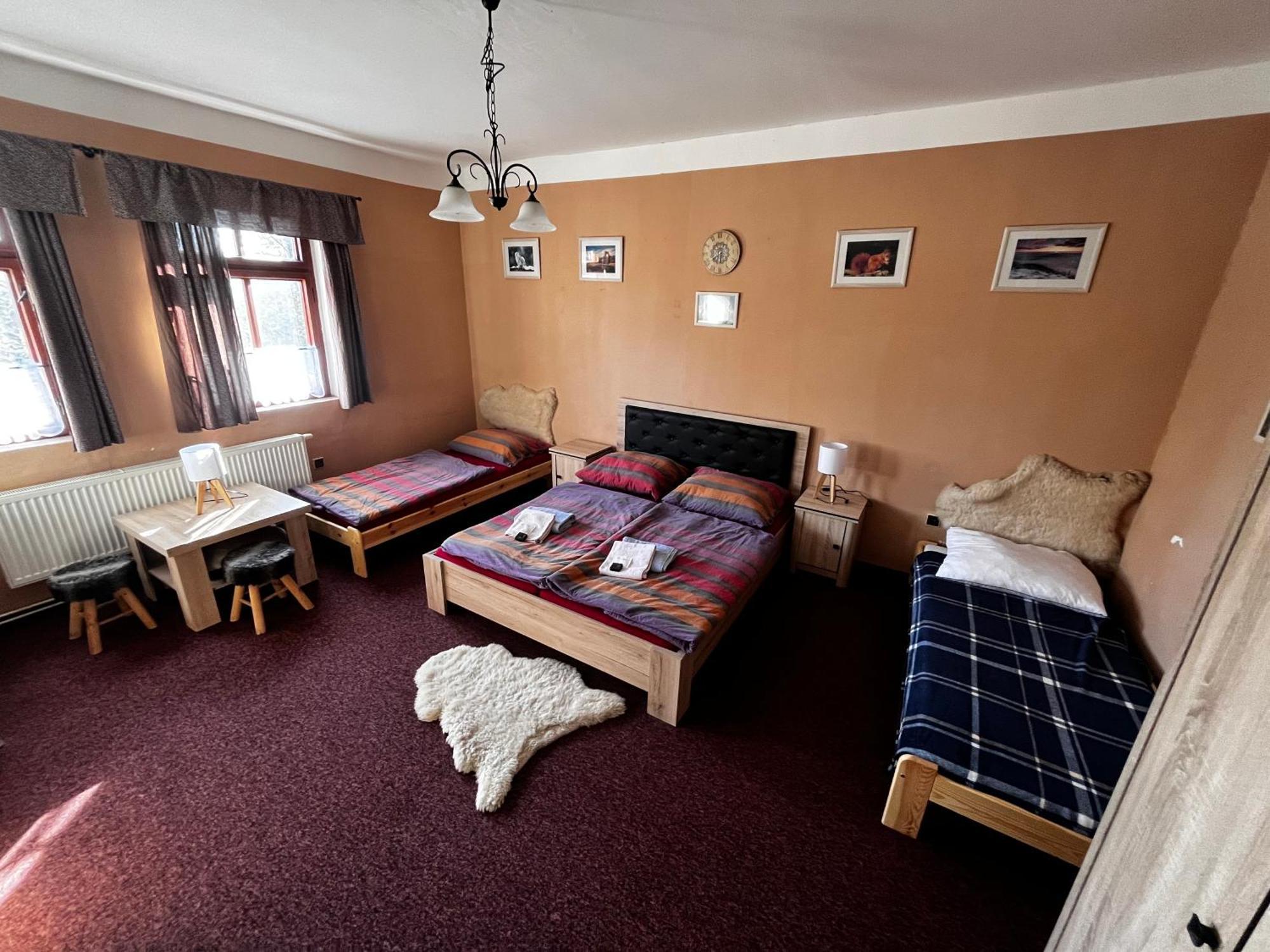Restaurace A Penzion Vlci Jama Horní Blatná Dış mekan fotoğraf
