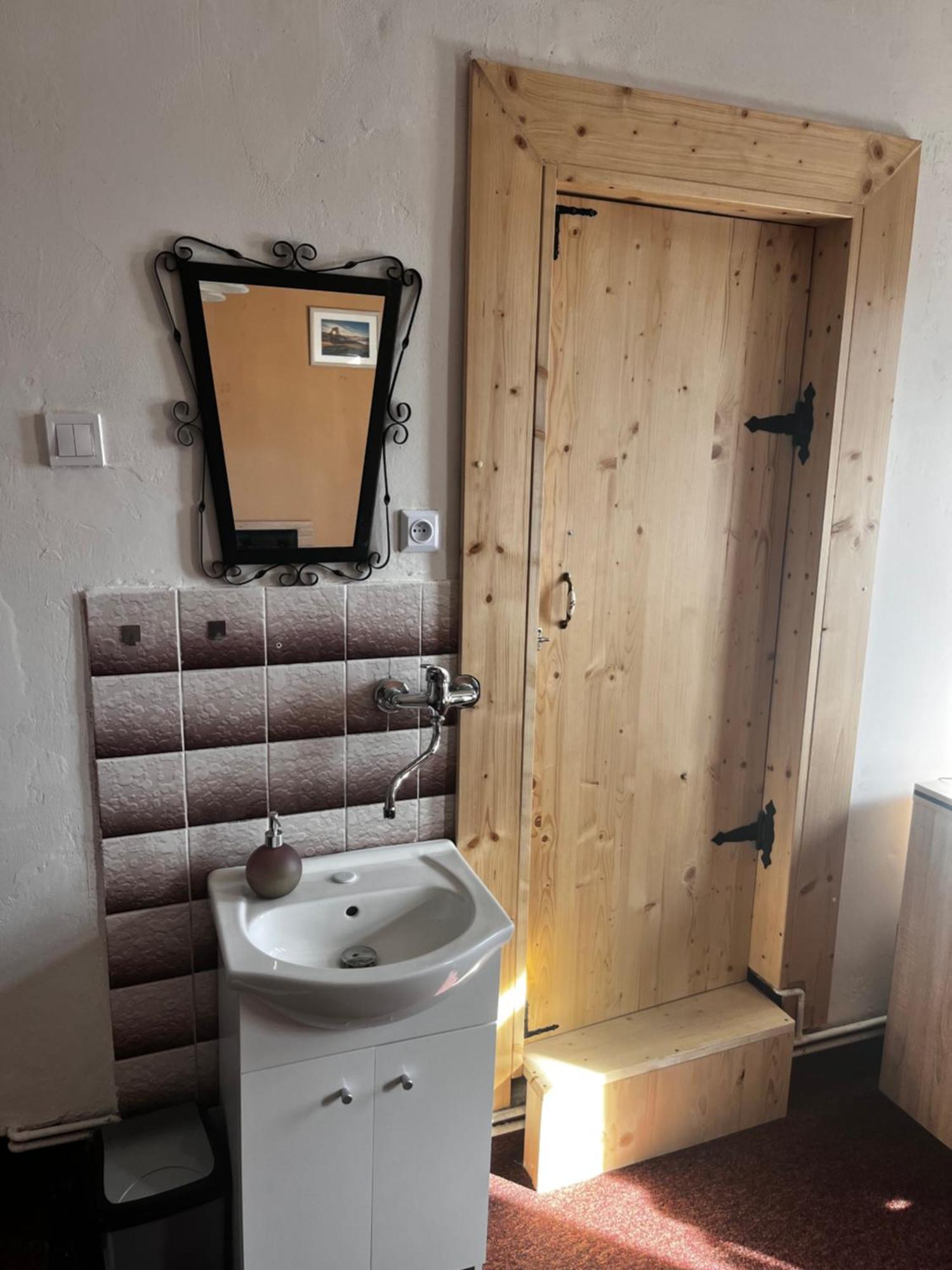 Restaurace A Penzion Vlci Jama Horní Blatná Dış mekan fotoğraf
