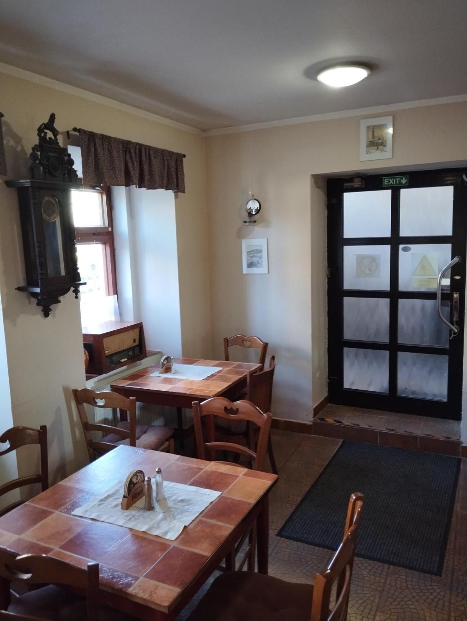 Restaurace A Penzion Vlci Jama Horní Blatná Dış mekan fotoğraf